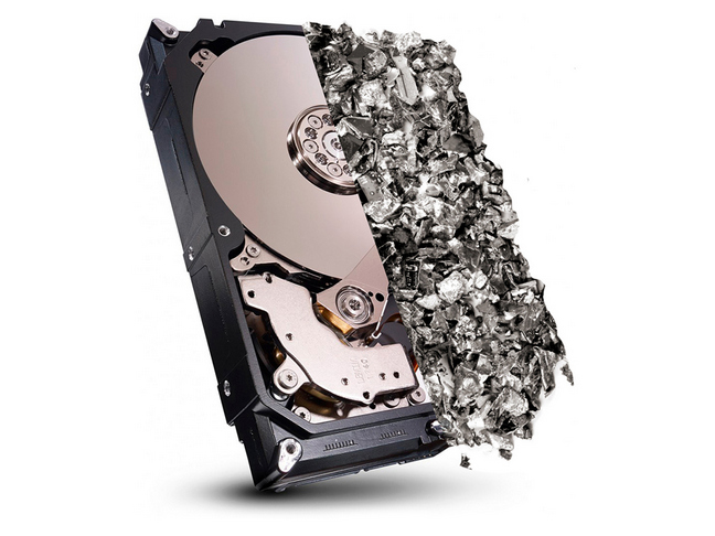 Grafisk illustrasjon av harddisk som kvernes for makulering og sikring av sensitiv informasjon.